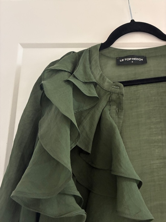 LE TOP NOTCH RUFFLE BLOUSE - Picture 4 of 5